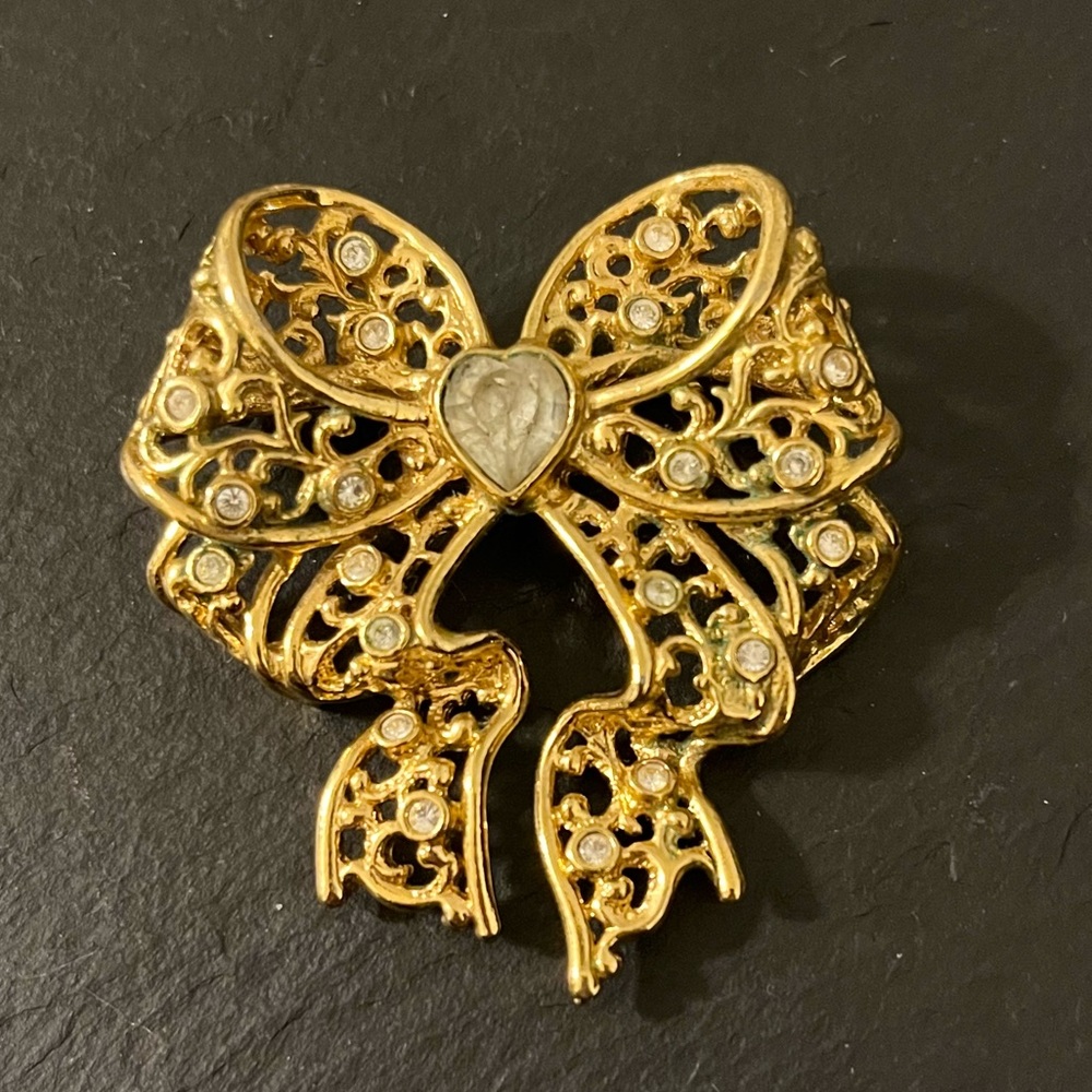 Avon Stamped SI Smithsonian Institute Gold Tone Rhinestone Ribbon Bow Brooch